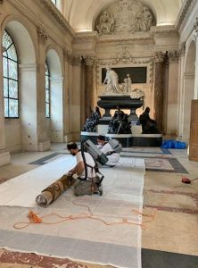 Dépoussiérage de tapisseries des Gobelins sous la coupole de l’Institut de France.